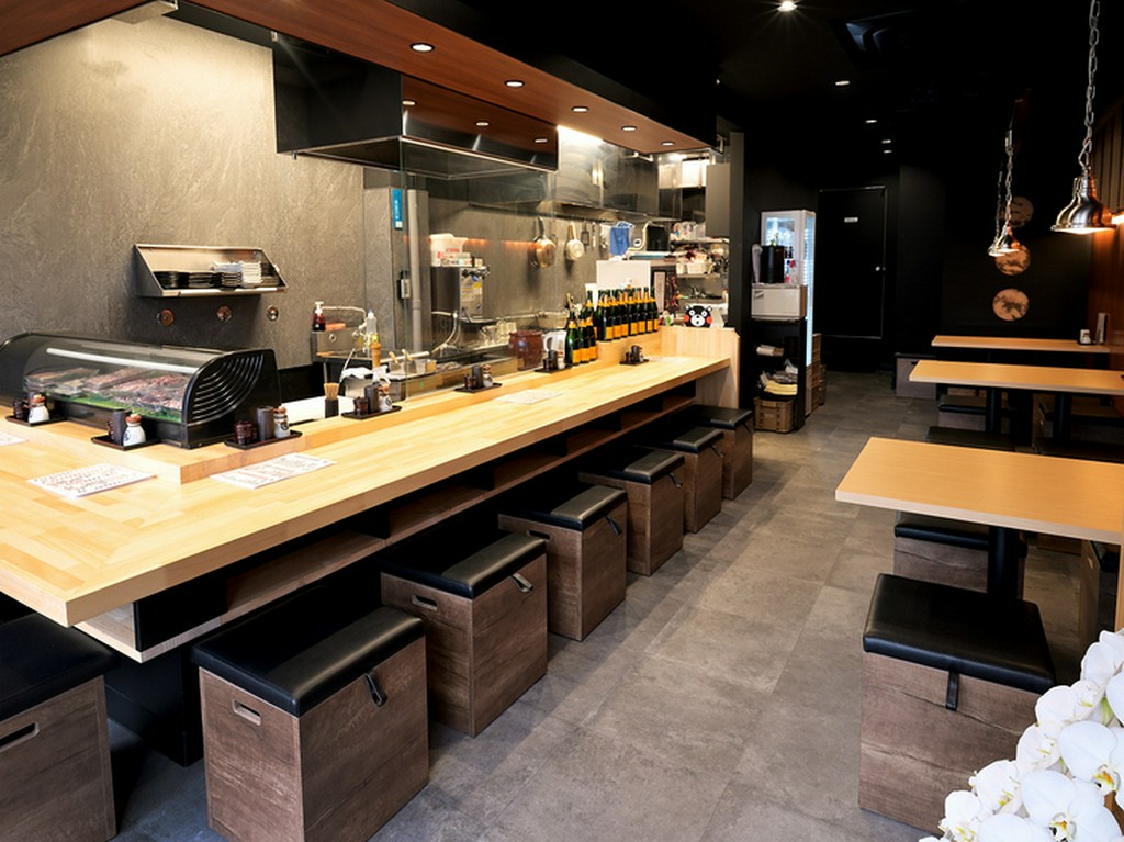 黒を基調としたモダンな雰囲気。カウンター席とテーブル席を用意