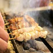 炭火焼鳥に使う鶏肉は愛知県産「錦爽どり」。子どもからシニア世代まで食べやすい歯ごたえと軟らかさ、ジューシーさを兼ね備えています。ミネラル豊富な高級塩やこだわりの自家製たれでさらにおいしく仕上がります。