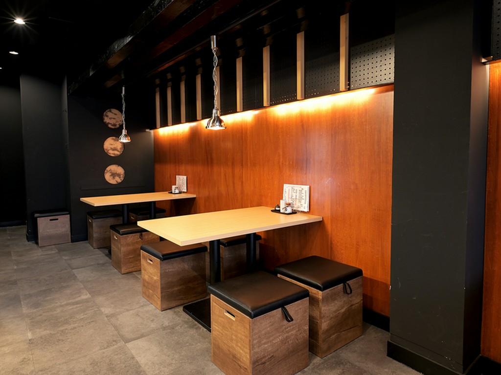 串焼きをシェアしながら乾杯。少人数で飲める4名掛けテーブル席