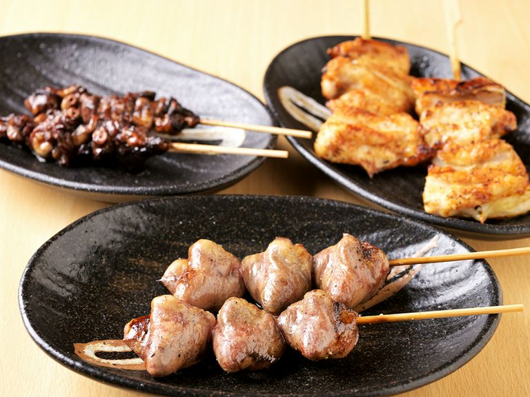 バラエティー豊かにそろう料理を友達と一緒に楽しんで