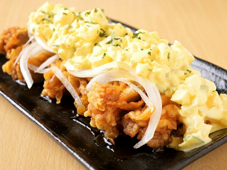 お腹満たせる大ぶりの鶏肉を使ったジューシーな『チキン南蛮』