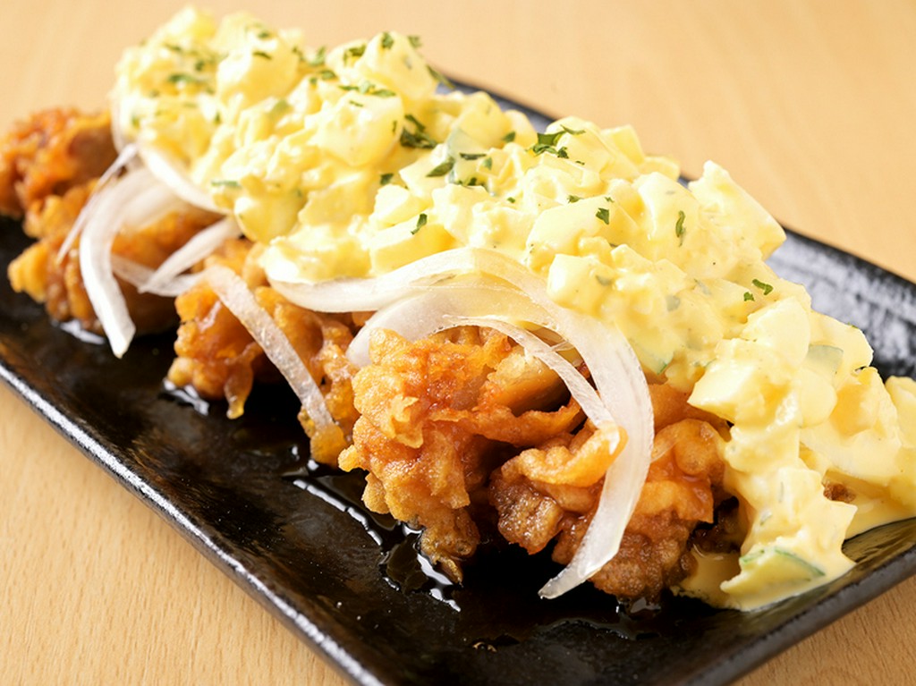 お腹満たせる大ぶりの鶏肉を使ったジューシーな『チキン南蛮』