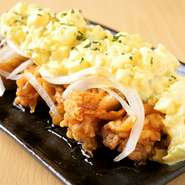 大ぶりの鶏肉を使った、お腹を満たせるがっつり系メニュー。サクッと揚がっていて中はジューシーです。甘酢とともに使われているタルタルソースは自家製。手作りならではの味が楽しめます。お酒との相性も良いです。