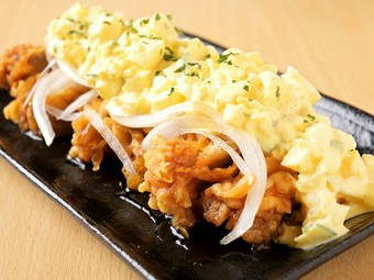 お腹満たせる大ぶりの鶏肉を使ったジューシーな『チキン南蛮』