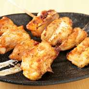 鶏肉は愛知県産「錦爽鶏」を使っています。子どもからシニア世代まで食べやすい肉質やジューシーさなど、誰からも好かれる鶏肉です。ミネラル豊富な高級塩「白いダイヤ」など調味料にもこだわっています。