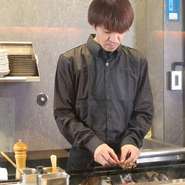 入り口が全面ガラス張りのため、入店に気づきやすいとのこと。いち早く対応する「待たせない」接客を心掛けています。オーダーのときは片膝をつく姿勢を取るなど、1人1人に向き合った丁寧な対応をしています。