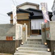 2022年の創業以来、地元客に加え、この店を目当てに小笹を訪れるゲストを増やす名店。一軒屋をそのまま料理店とした、ゆったりとした空間と風情も格別で、うなぎ尽くしの至福の食体験を落ち着いて楽しめます。