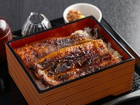 希少な青手うなぎを炭火焼にし、秘伝のタレで仕上げる『うな重』