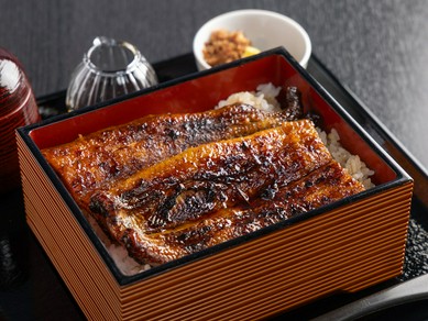 希少な青手うなぎを炭火焼にし、秘伝のタレで仕上げる『うな重』