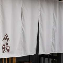 店名はうな丼の考案者とされる19世紀の人物、大久保今助に由来