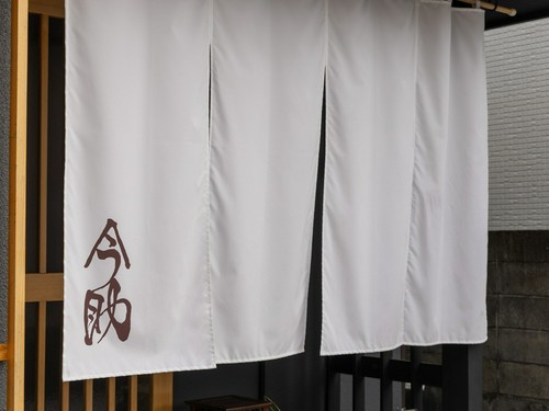 店名はうな丼の考案者とされる19世紀の人物、大久保今助に由来