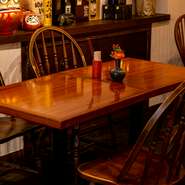 座り心地のよいテーブル席は、会話を楽しみたい食事の席にも最適。お店の味を堪能できるコース料理も用意されているので、大切な日を祝う場面にも理想的です。温かなもてなしで出迎えてくれるシェフの人柄も評判。