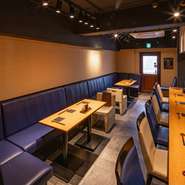 青の座席が印象的な店内は、和の趣を感じさせる落ち着いた雰囲気。こぢんまりとしつつ、女将の明るい笑顔でほっと心和む空間になっています。料理はもちろん、空間全体が上質なひとときを演出してくれる一軒です。