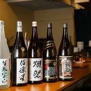 厳選された日本酒やウイスキーなど、料理と相性抜群の酒類が豊富に揃う一軒です。鉄板焼きの香ばしさや、お好み焼のふくよかな味わいを引き立てる銘酒が揃っているため、食と酒で至福のひとときを楽しめます。