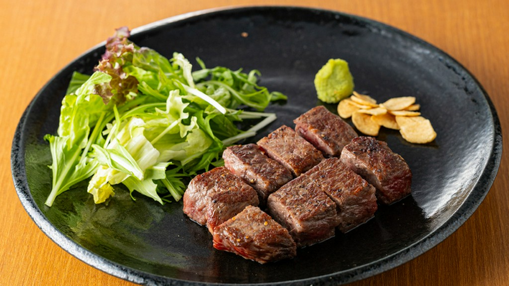 鉄板が生み出す至福の味わいに酔いしれる『国産牛サーロインステーキ（120g）』