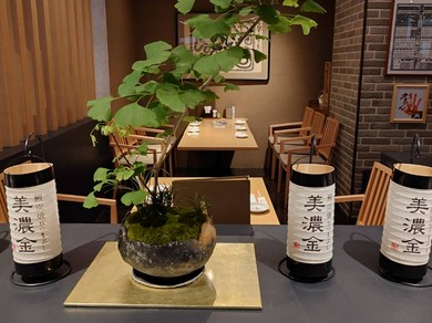 店内の至る所に岐阜・美濃にまつわるものを使用