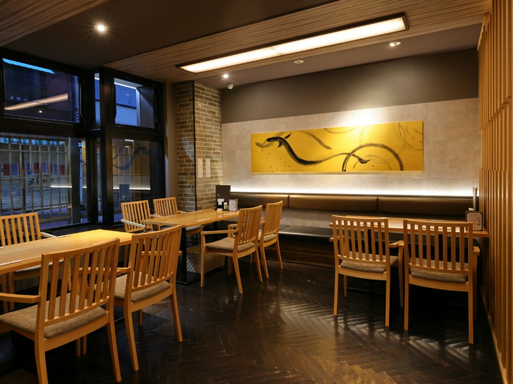 控えめな照明、温かみのある内装。会話と食事を優雅に楽しむ