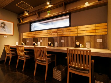 テーブル席、カウンター席と人数や用途に合わせたお席をご用意