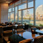 全178席のキャパシティを誇る広々とした空間に、みなとみらいを一望する大きな窓が印象的な店内。時間帯と共に変化していく街並を眺めつつ、優雅にブランチ・ディナーを楽しめます。