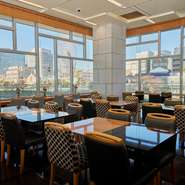 ファミリー層も気兼ねなく利用できる【ラ･ベランダ】。50種類以上もの個性豊かなメニューも、幅広い層に支持されているポイント。子ども連れのゲストに嬉しいサービスもあり。多彩なニーズに対応可能です。