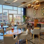 店内奥には最大30名まで入れるエリアもあり、大人数でのイベントにも活躍。別途宴会場も完備。ビュッフェと楽しめる飲み放題もあり、月替わりのマンスリーカクテルなど、ドリンクメニューも豊富な品揃えです。