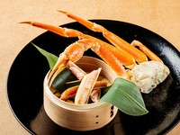 蒸籠で蒸したカニをタイムサービス限定でご準備。
身が詰まった足を贅沢にお召し上がりください。