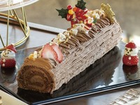 フランス伝統のクリスマスケーキをタイムサービスでご準備。
Bucheが「薪」を、Noelは「クリスマス」を意味します。
期間限定のケーキをお召しあがりください。
