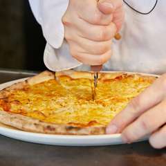 ピザ窯より焼きたてをお届け『ピッツァ』
