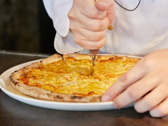 ピザ窯より焼きたてをお届け『ピッツァ』