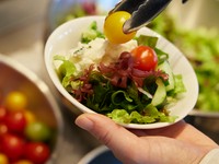 サラダは神奈川県産の野菜を使用。野菜・フルーツ・タンパク質食材・トッピングを組み合わせた『パワーサラダ』は、一皿で食物繊維、ビタミン、ミネラル、タンパク質等、様々な栄養素を効率よく摂取できます。