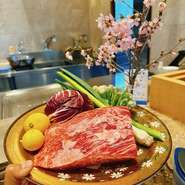 肉ドック、名物トリュフすき焼きを含む、全8品のフルコースとなっております。黒毛和牛ヒレや希少部位を少しずつ提供させて頂きます。
松阪牛サーロインも入れて提供します。