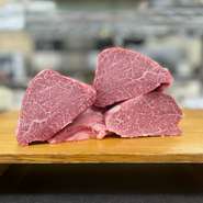 前菜、肉ドック、本日の揚げ物、黒毛和牛ヒレと松阪サーロイン、鮑と牛サーロインの湯引き特製ソース、オマール海老テールのxoバターソース、名物トリュフすき焼き、デザートの全8品です。