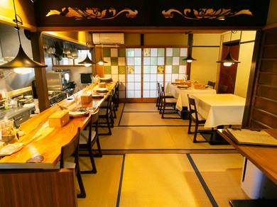 古民家の持ち味を大切に、オーナーシェフ自ら手入れを施した店内