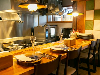 希少なワインを楽しめるほか、シェフによるペアリングの提案も