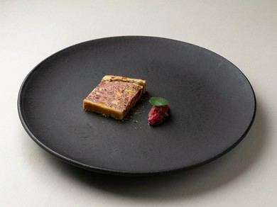 その日出合った食材とシェフが紡ぐコース。大切なデートにも最適