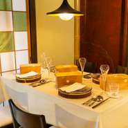 風情や侘び寂びを残した空間では、時代と共に失われつつある“本当の京都”に立ち還ることができます。京都に慣れ親しんだ方にこそ提案したい一軒。接待などグループ利用の際は、6名前後での予約も可能です。