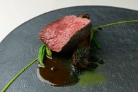 味わいを決定付けるのは人の技『鹿のロティ』