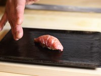 職人の目利きが光る、選び抜かれた『握り（鮪）』