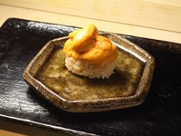 濃厚な旨みが口の中に広がる『握り（ウニ）』