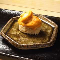 濃厚な旨みが口の中に広がる『握り（ウニ）』