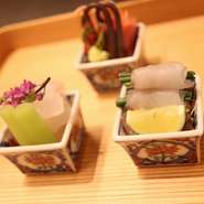 旬の新鮮な魚介類を和食のさまざまな技法を用いてお造りにしています。醤油だけでなく自家製ポン酢、煎り酒などいろいろな食べ方で提供しています。