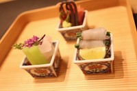 旬の新鮮な魚介類を和食のさまざまな技法を用いてお造りにしています。醤油だけでなく自家製ポン酢、煎り酒などいろいろな食べ方で提供しています。