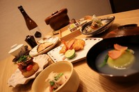 厳選した旬の食材を取り入れた当店のスタンダードコースです。先付からデザートまで約10品前後。

接待や記念日など、大切なお食事の席にもおすすめのコースです。