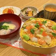 春の食材を使用したちらし寿司
蛤の吸物、季節の小鉢、茶碗蒸し、デザート
3月限定のランチメニューです。
