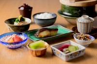香ばしく焼き上げた銀だらの西京焼きを主役にしたランチ御膳です。
土鍋で炊き上げた白ごはんとともに、煮物や茶碗蒸しなど和のお料理をバランスよくご用意いたします。
