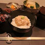 鯛胡麻和え、出汁、茶碗蒸し
煮物、小鉢、香の物、ご飯、デザート付き
土鍋で炊いたご飯がおかわり自由です。