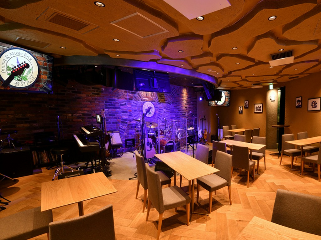 聴くだけではなく、楽器の演奏もできるダイニングバー