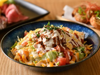 肉も野菜も堪能できる『自家製チリミートの音ステタコライス』