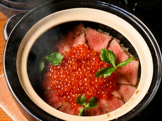 素材を活かした贅沢な一品『和牛のたたきのイクラのせ土鍋』