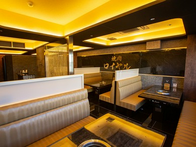 店内は高級感漂うラグジュアリーな印象